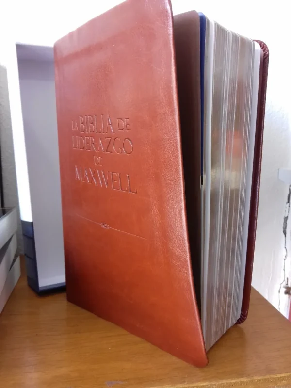 D_NQ_NP_2X_844798-MLM27703149207_072018-F-la-biblia-de-liderazgo-de-maxwell-rvr60-imitacion-piel-cafe Biblia de Liderazgo de Maxwell - Tapa Flexible